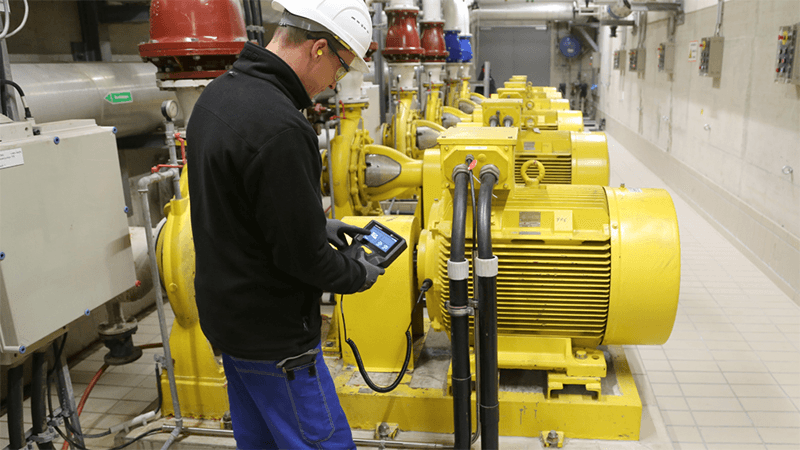 Engineer using Azima technology
